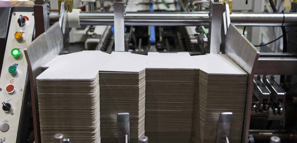 Packaging machine preparing boxes for assembly